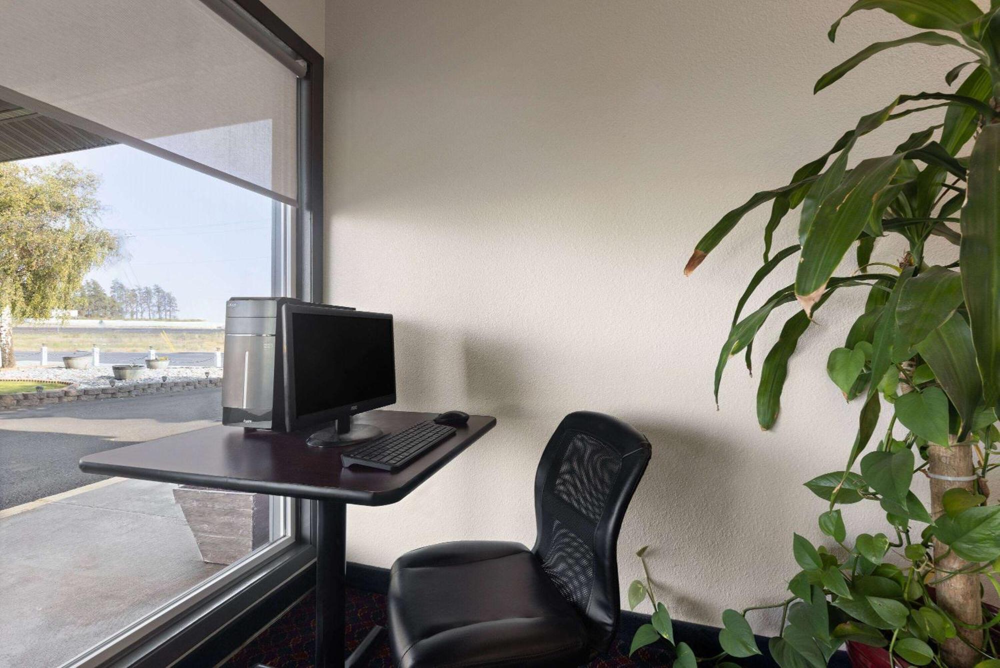 Days Inn By Wyndham Ritzville Bagian luar foto